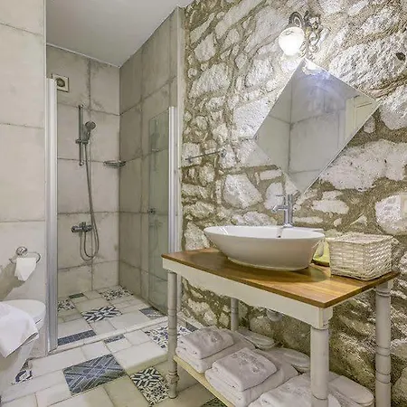 Eski Ev Alacati
